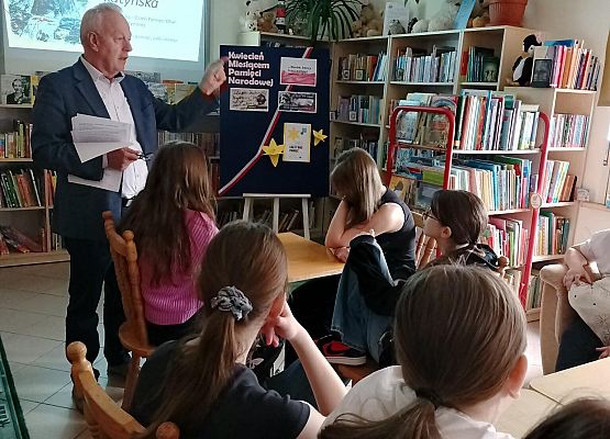 dyrektor prowadzi zajęcia o Zbrodni Katyńskiej