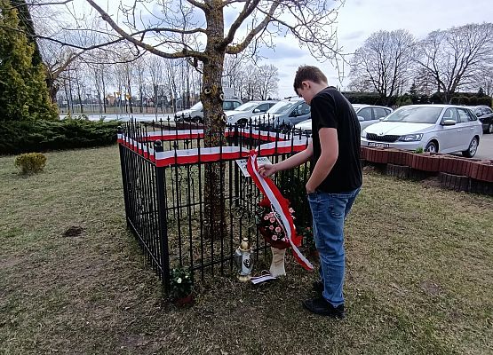 uczeń przy Dębie Pamięci