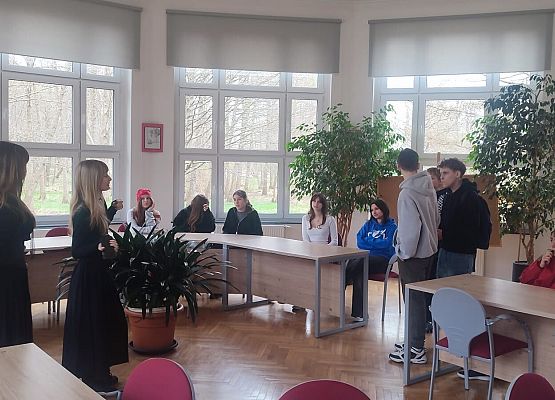 uczniowie zwiedzają szkoły ponadpodstawowe