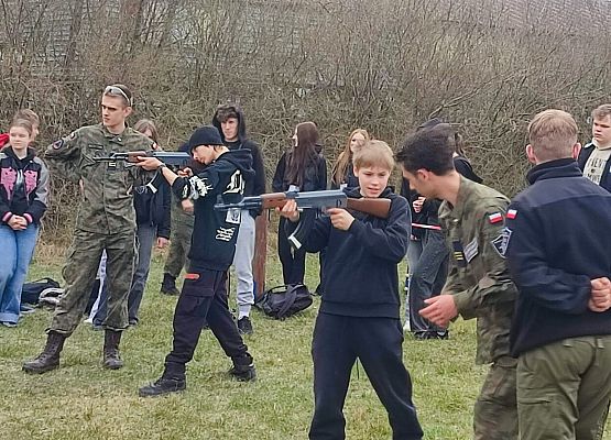 uczniowie na strzelnicy