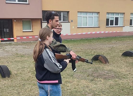 uczniowie na strzelnicy