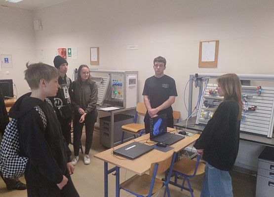 uczniowie zwiedzają szkoły ponadpodstawowe