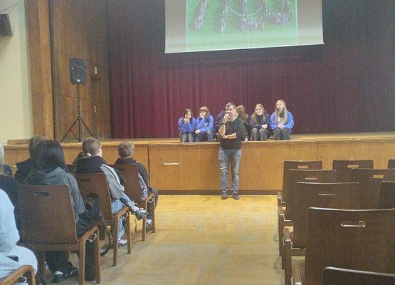 uczniowie zwiedzają szkoły ponadpodstawowe