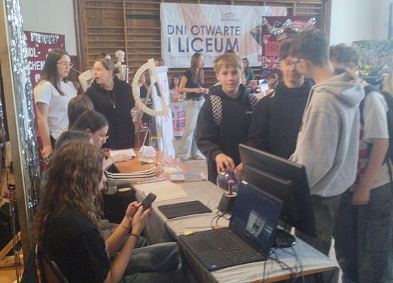 uczniowie zwiedzają szkoły ponadpodstawowe