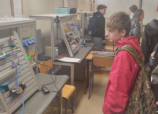 uczniowie zwiedzają szkoły ponadpodstawowe