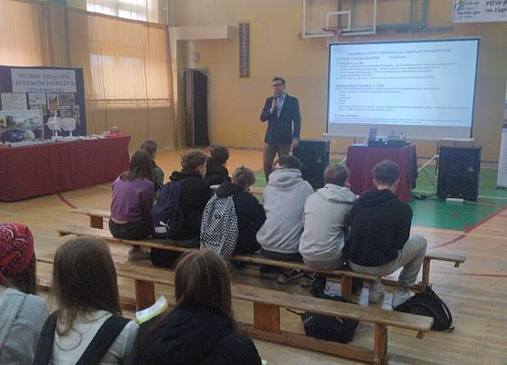 uczniowie zwiedzają szkoły ponadpodstawowe