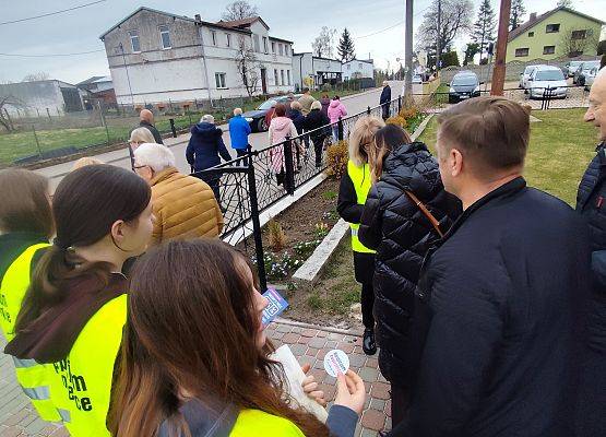 wolontariusze podczas zbiórki na rzecz hospicjum