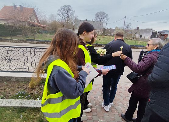 wolontariusze podczas zbiórki na rzecz hospicjum