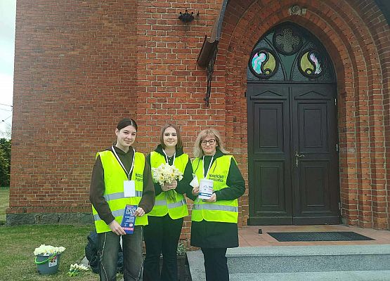 wolontariusze podczas zbiórki na rzecz hospicjum