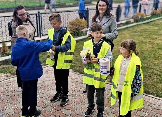 wolontariusze podczas zbiórki na rzecz hospicjum
