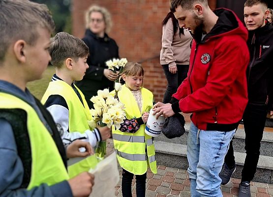 wolontariusze podczas zbiórki na rzecz hospicjum