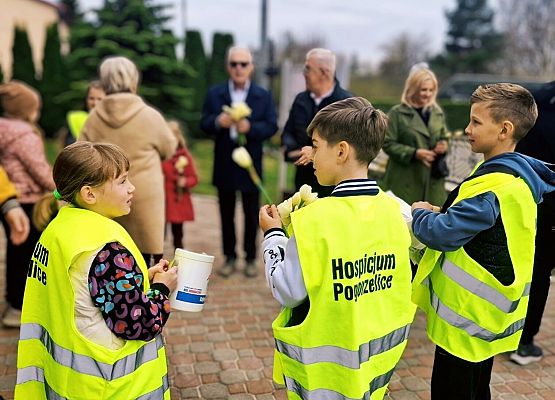wolontariusze podczas zbiórki na rzecz hospicjum