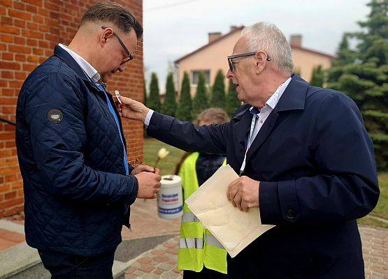 dyrektor rozdaje nalkelejki