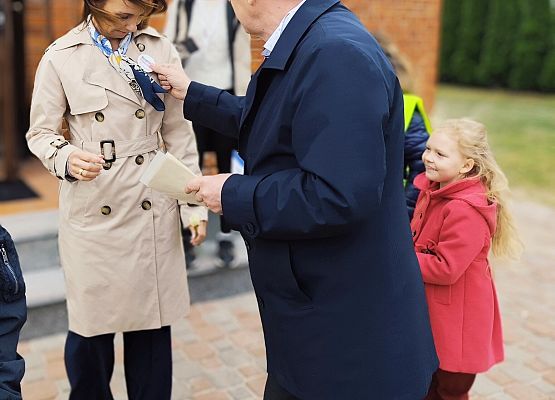 dyrektor rozdaje naklejki