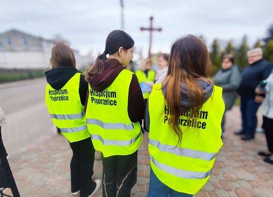 wolontariusze podczas zbiórki na rzecz hospicjum