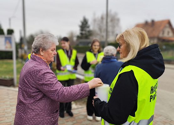 pani wicedyrektor podczas zbiórki na rzecz hospicjum