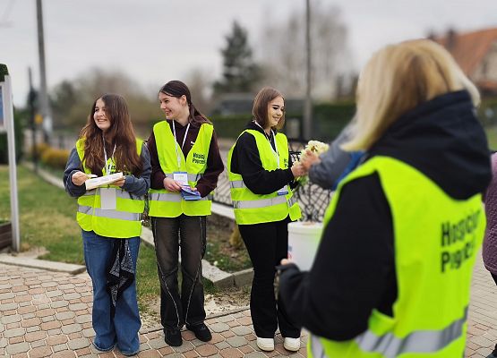 wolontariusze podczas zbiórki na rzecz hospicjum