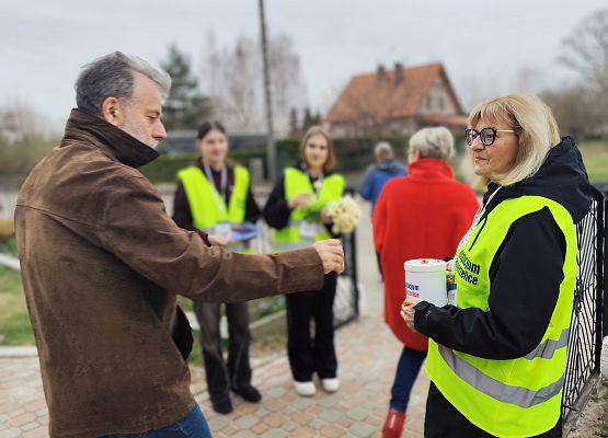pani wicedyrektor podczas zbiórki na rzecz hospicjum