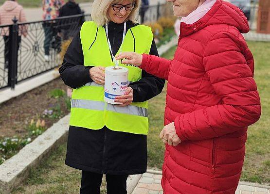 pani wicedyrektor podczas zbiórki na rzecz hospicjum