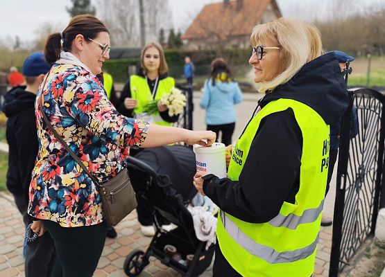 pani wicedyrektor podczas zbiórki na rzecz hospicjum