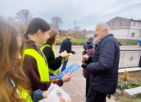wolontariusze podczas zbiórki na rzecz hospicjum