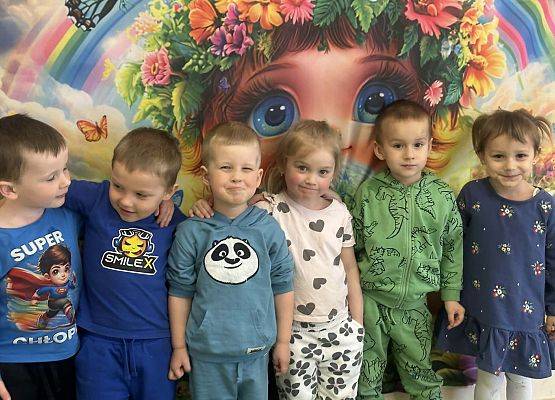 dzieci na tle kolorowej ścianki