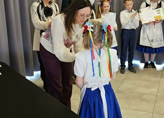 uczennica odbiera nagrodę