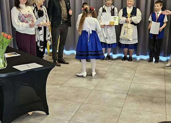 uczennica odbiera nagrodę