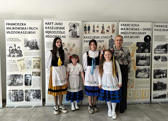 uczestniczki konkursu z nauczycielką