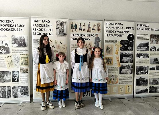 uczennice w strojach kaszubskich