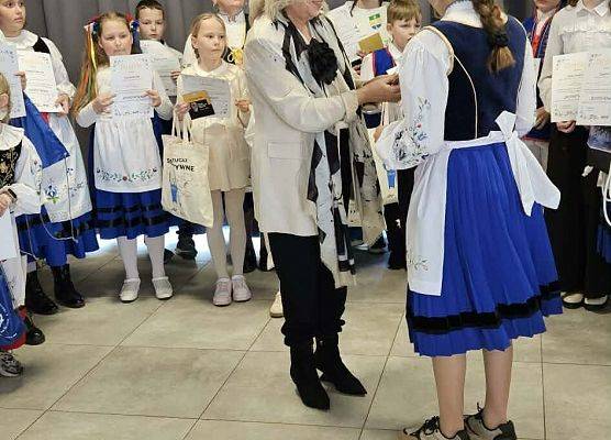 uczennica odbiera nagrodę