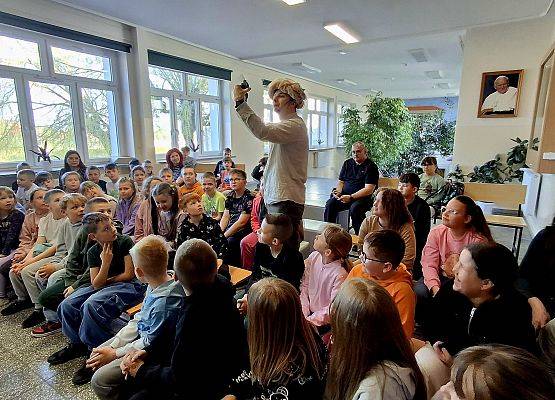 uczniowie oglądają spektakl