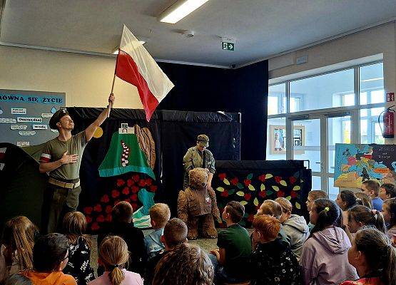 uczniowie oglądają spektakl