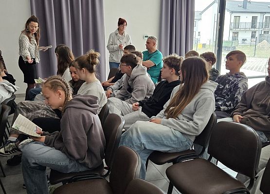 uczniowie siedzą podczas warsztatów
