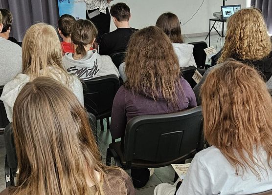 uczniowie siedzą podczas warsztatów