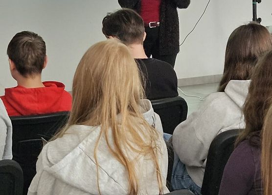 uczniowie siedzą podczas warsztatów
