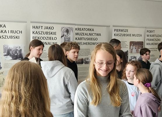 uczniowie zwiedzają wystawę