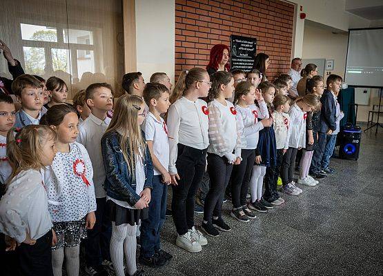 uczniowie podczas majowego apelu