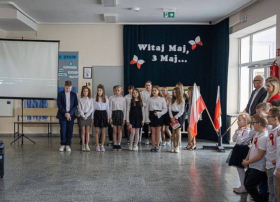 uczniowie występują na scenie