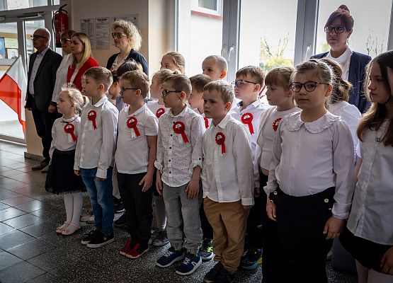 uczniowie podczas majowego apelu