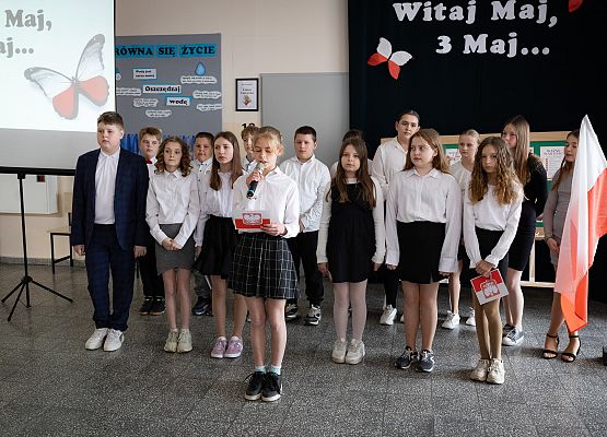 uczniowie występują na scenie