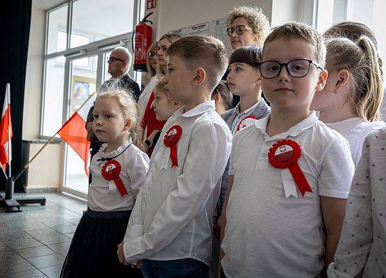 uczniowie podczas majowego apelu