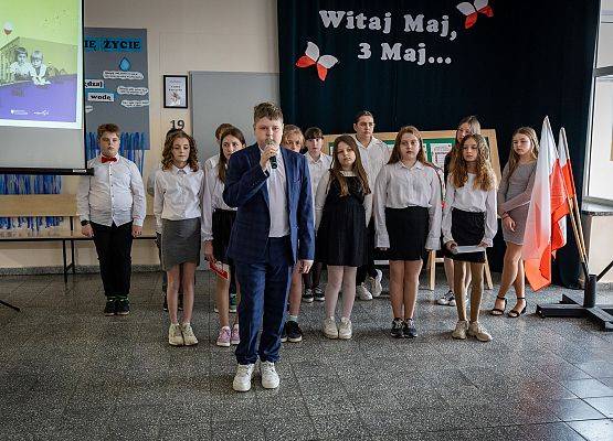 uczniowie występują na scenie