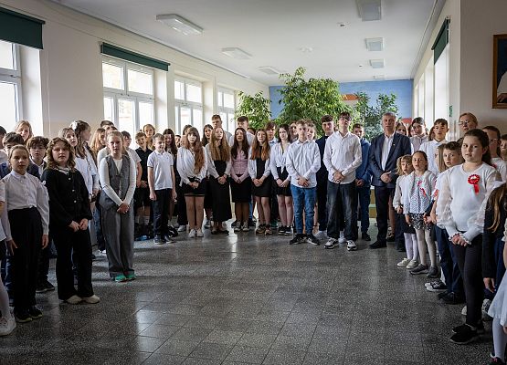 uczniowie podczas apelu