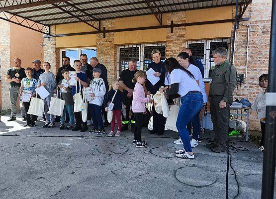 uczennica odbiera nagrodę