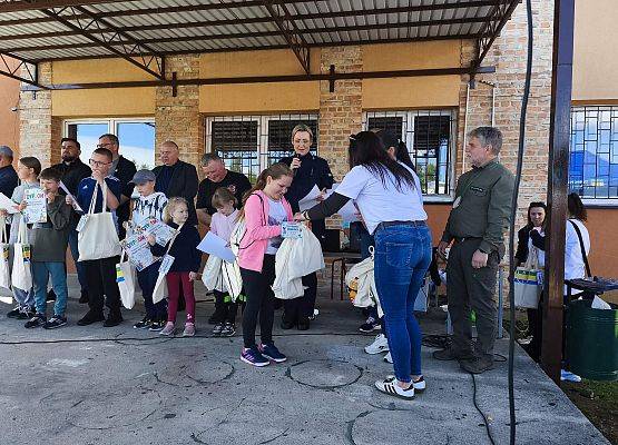 uczennica odbiera nagrodę