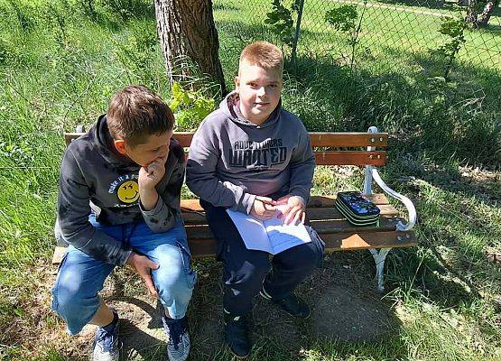uczniowie podczas zajęć w terenie
