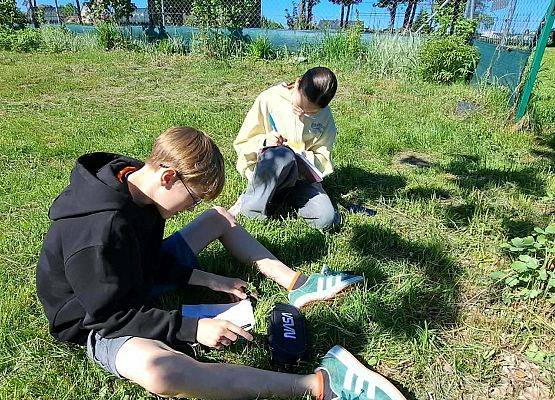 uczniowie podczas zajęć w terenie