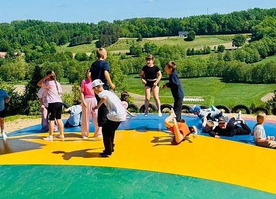 uczniowie w Parku Miniatur