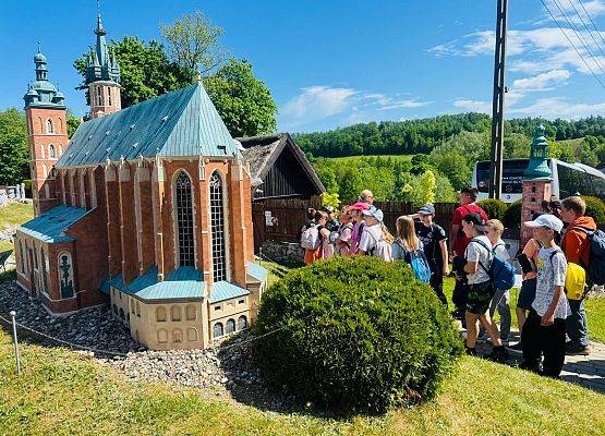 uczniowie w Parku Miniatur